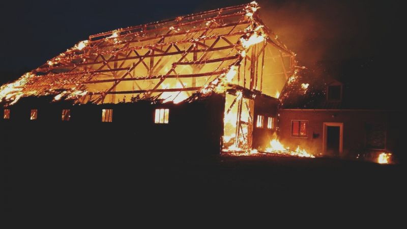 'Brand in een rietgedekte boerderij aan de Medemblikkerweg' - Foto: Brandweer Wieringerwerf