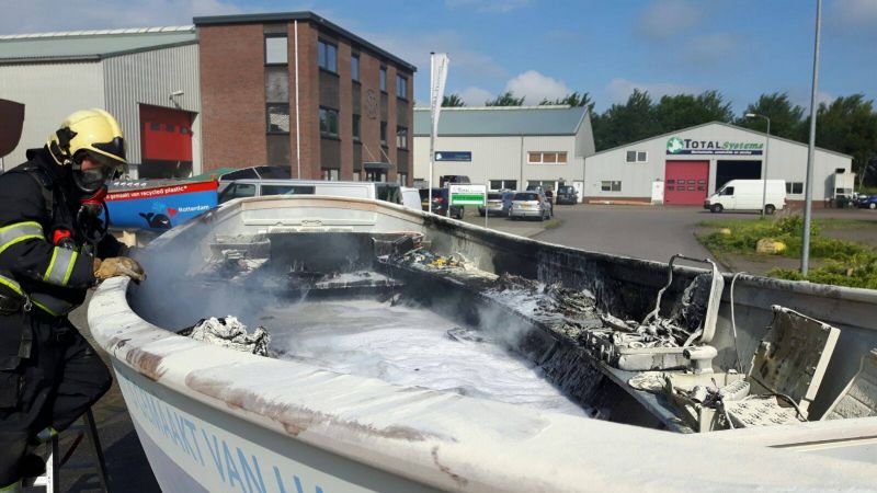 'De uitgebrandde boot' - Foto: Brandweer Slootdorp