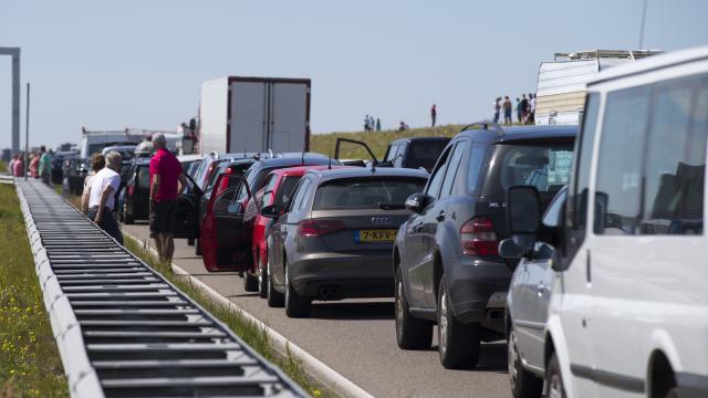 'Automobilisten gehinderd door drie storingen op rij op de Afsluitdijk' - Foto: ANP