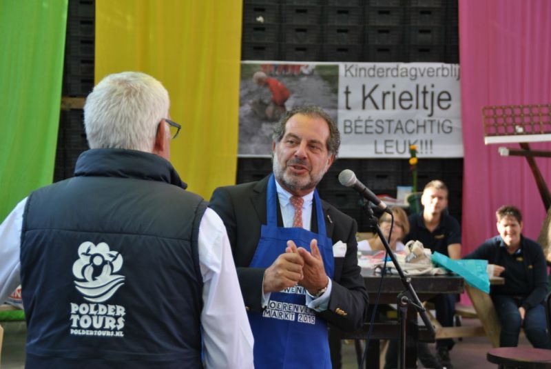 'Burgemeester Jaap Nawijn opende in 2015 de Boerenversmarkt' - Foto: Boerenversmarkt
