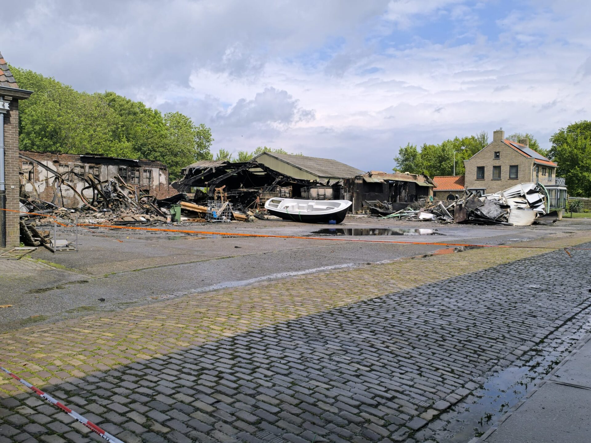 Slootdorp Grote schade na zeer grote brand bij botenmaker in Slootdorp (update ...